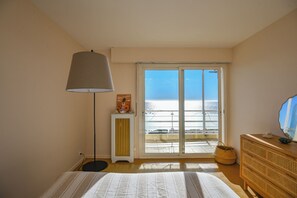 1 habitación, tabla de planchar con plancha y ropa de cama 