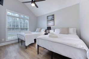 3 bedrooms, in-room safe, iron/ironing board, WiFi - Columbus/Ft Moore Skylight Retreat (Columbus)