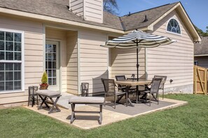 Outdoor dining - Columbus/Ft Moore Skylight Retreat (Columbus)