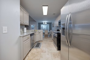Fridge, microwave, oven, stovetop - Columbus/Ft Moore Skylight Retreat (Columbus)