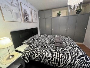 2 室のベッドルーム、アイロン / アイロン台、WiFi、ベッドシーツ