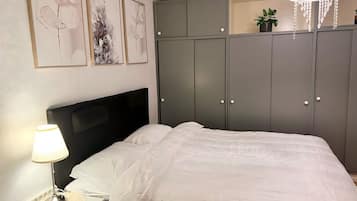 2 bedrooms, iron/ironing board, WiFi, bed sheets