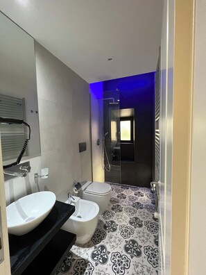 Douche, sèche-cheveux, bidet, serviettes fournies