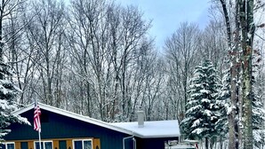 A snow-covered building with a vehicle parked in front. - Charming 3-bedroom house with WiFi, AC in serene Towamensing Trails (Towamensing Trails)