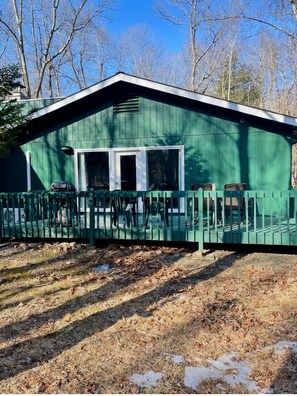 Terrace/patio - Charming 3-bedroom house with WiFi, AC in serene Towamensing Trails (Towamensing Trails)