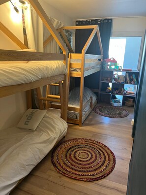 A bunk bed room with a wooden ladder, a small bed, and a shelf with toys. - Maitiss butterfly house on the Valescure estate in Saint Raphaël (Saint-Raphaël)