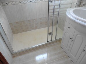 Dusche, Haartrockner, Handtücher