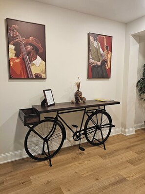 Interior - Charming 3-bedroom ADU in delightful Des Moines with WiFi, AC (Des Moines)