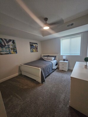 3 bedrooms, iron/ironing board, WiFi, bed sheets - Charming 3-bedroom ADU in delightful Des Moines with WiFi, AC (Des Moines)