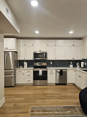 Microwave, oven, stovetop, dishwasher - Charming 3-bedroom ADU in delightful Des Moines with WiFi, AC (Des Moines)