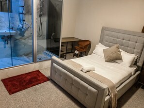 Standard Double Room | Desk, laptop workspace, free WiFi - Fairstay Lodge (Cape Town)