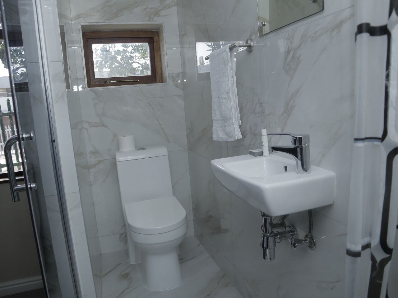 Kahden hengen standard-huone | Kylpyhuone | Pyyhkeet, saippua, sampoo, vessapaperi