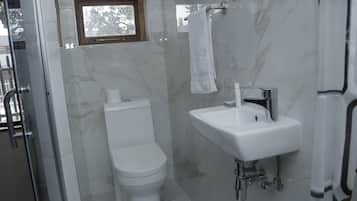 Kahden hengen standard-huone | Kylpyhuone | Pyyhkeet, saippua, sampoo, vessapaperi