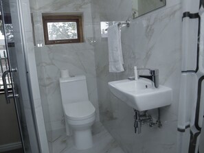 Standard Double Room | Bathroom | Towels, soap, shampoo, toilet paper - Fairstay Lodge (Cape Town)