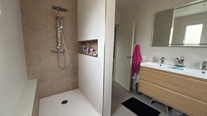 Dusj, hårføner, håndklær og såpe