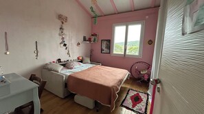 4 chambres, bureau, fer et planche à repasser, lit parapluie