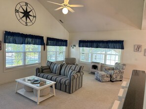 Smart TV - Crabby Nav's Retreat: 3-bedroom house in charming Pawleys Island with WiFi, AC (Pawleys Island)