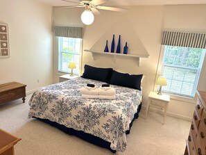 3 bedrooms, WiFi, bed sheets - Crabby Nav's Retreat: 3-bedroom house in charming Pawleys Island with WiFi, AC (Pawleys Island)