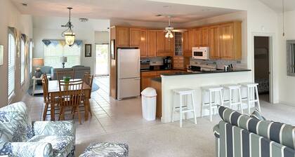 Crabby Nav's Retreat: 3-bedroom house in charming Pawleys Island with WiFi, AC