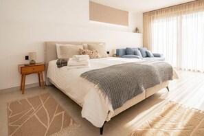3 Schlafzimmer, Zimmersafe, Schreibtisch, Bügeleisen/Bügelbrett