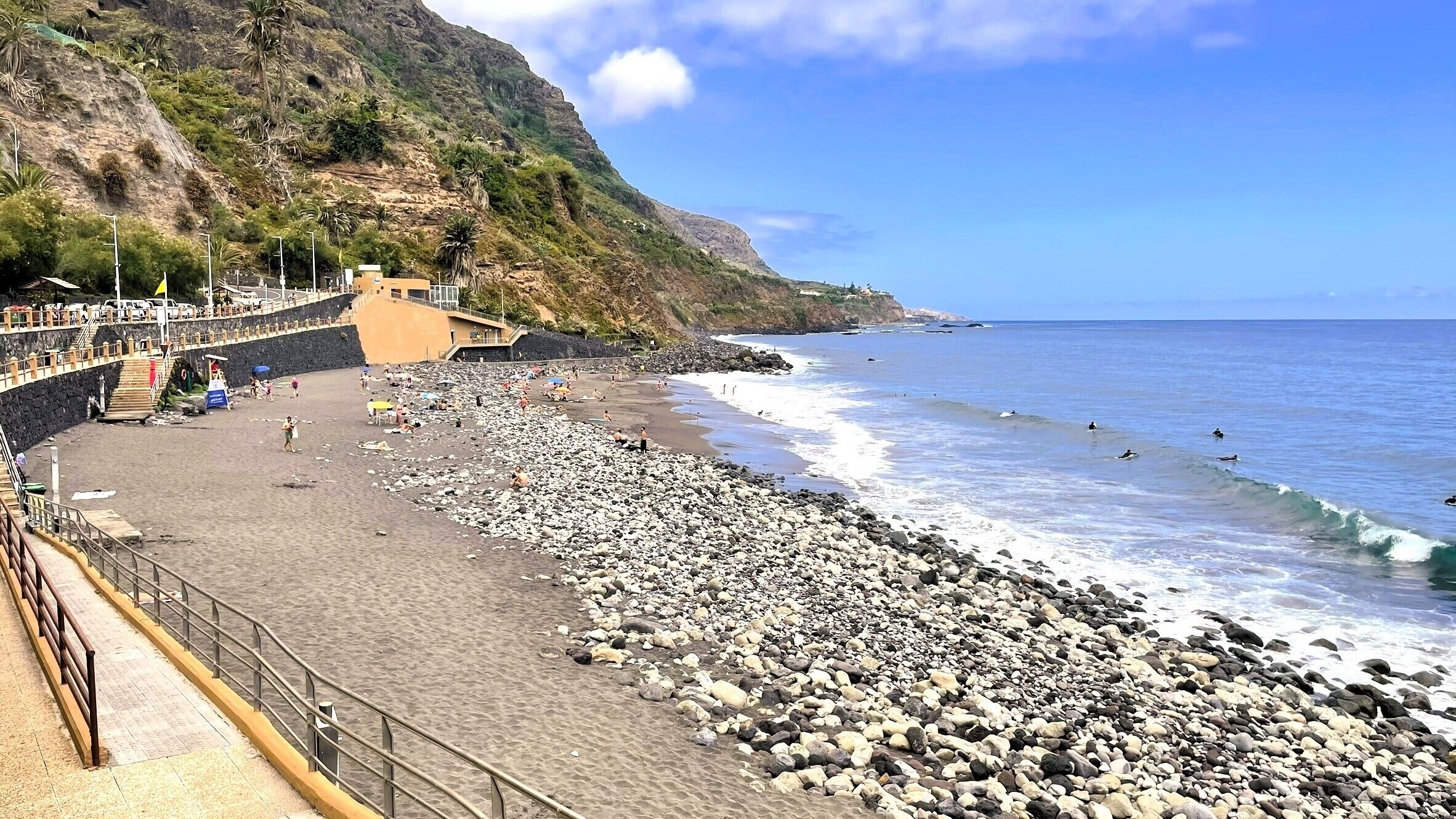 Beach nearby, sun loungers, beach towels