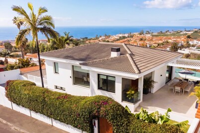 NEW: Villa Brisamar with sea views and heated pool