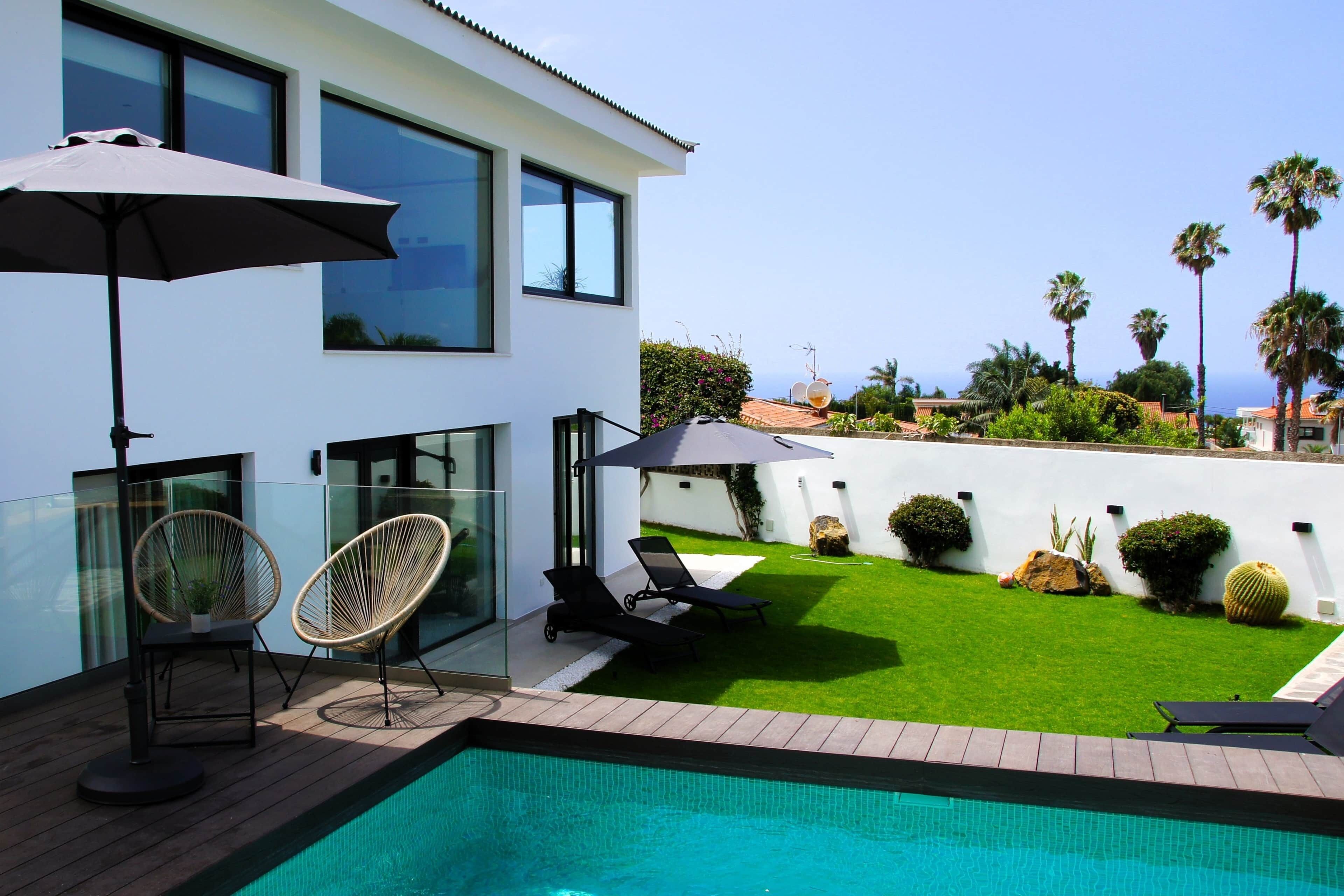 Una piscina al aire libre, una piscina climatizada