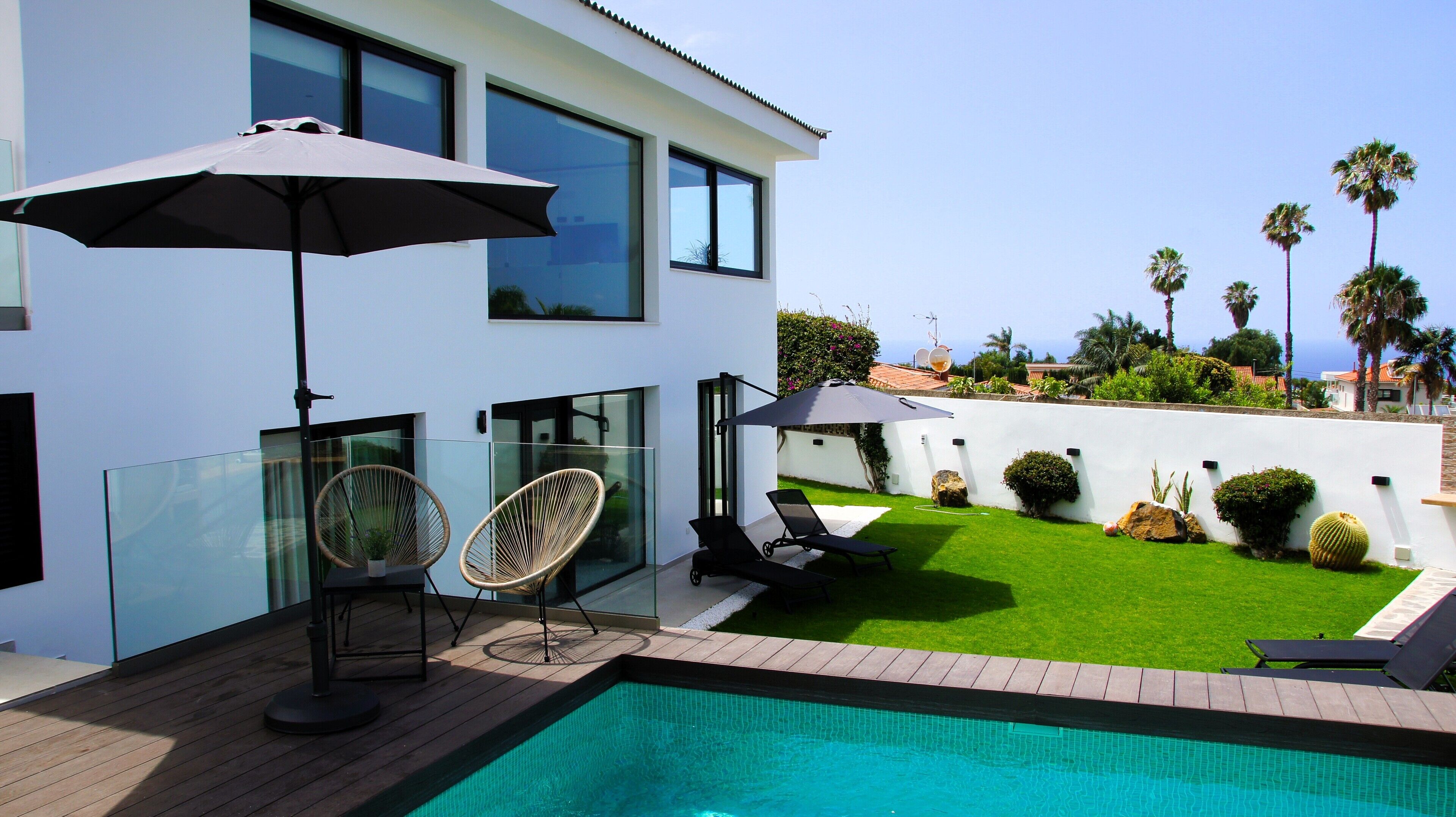 Una piscina al aire libre, una piscina climatizada