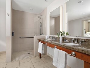 Haartrockner, Handtücher, Seife, Toilettenpapier