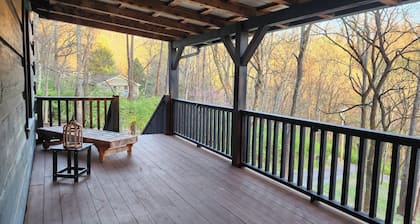 DeerRidge Lodge-Charming Retreat mins from Historic Franklin and Nashville.