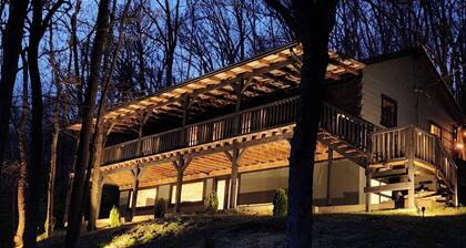 DeerRidge Lodge-Charming Retreat mins from Historic Franklin and Nashville.