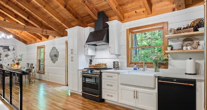 DeerRidge Lodge-Charming Retreat mins from Historic Franklin and Nashville.