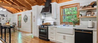DeerRidge Lodge-Charming Retreat mins from Historic Franklin and Nashville.