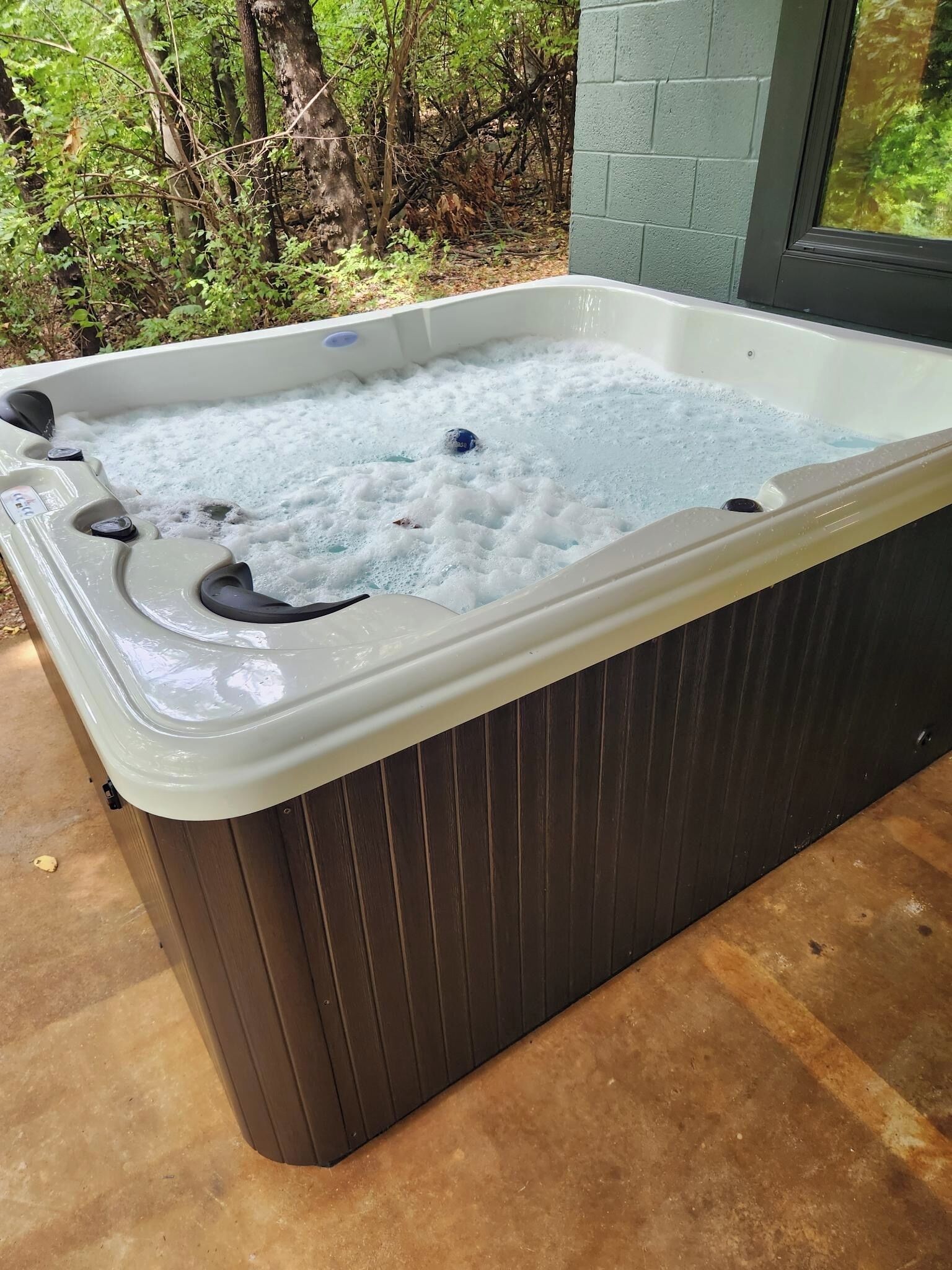 Outdoor spa tub