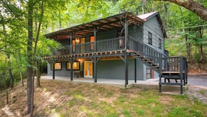 A cabin with a balcony, a staircase, and a porch area. - DeerRidge Lodge-Charming Retreat mins from Historic Franklin and Nashville.  (Franklin)