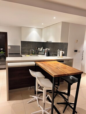 Kjøleskap, mikrobølgeovn, ovn og vannkoker