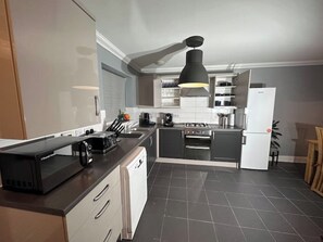 Fridge, microwave, oven, stovetop - Charming Ipswich Retreat / Cosy stay in a great location (Ipswich)