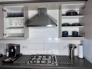 Geladeira, micro-ondas, fogão, cooktop