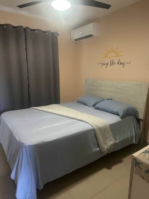 5 Schlafzimmer, Schreibtisch, Bügeleisen/Bügelbrett, Reisekinderbett