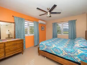 5 habitaciones, escritorio y tabla de planchar con plancha 