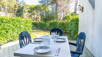 Apartment, 2 Bedrooms, Patio, Garden View | Outdoor dining