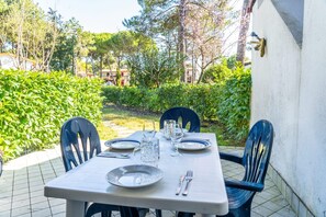 Outdoor dining - Charming Apartment With Garden and Pool (San Michele al Tagliamento)