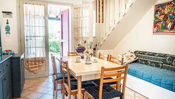 Apartment, 2 Bedrooms, Patio, Garden View | Dining room