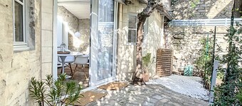 Bright, quiet Mazet in historic center