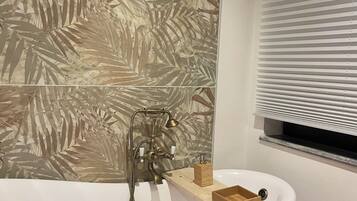 Haartrockner, Handtücher, Seife, Shampoo