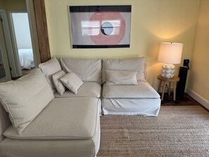 Living area - Cozy Beach Cottage - 3 min walk to beach (New Smyrna Beach)