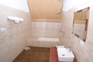 Habitación cuádruple de lujo, balcón, vistas al río | Baño | Ducha y bañera combinadas, secador de pelo, toallas y jabón