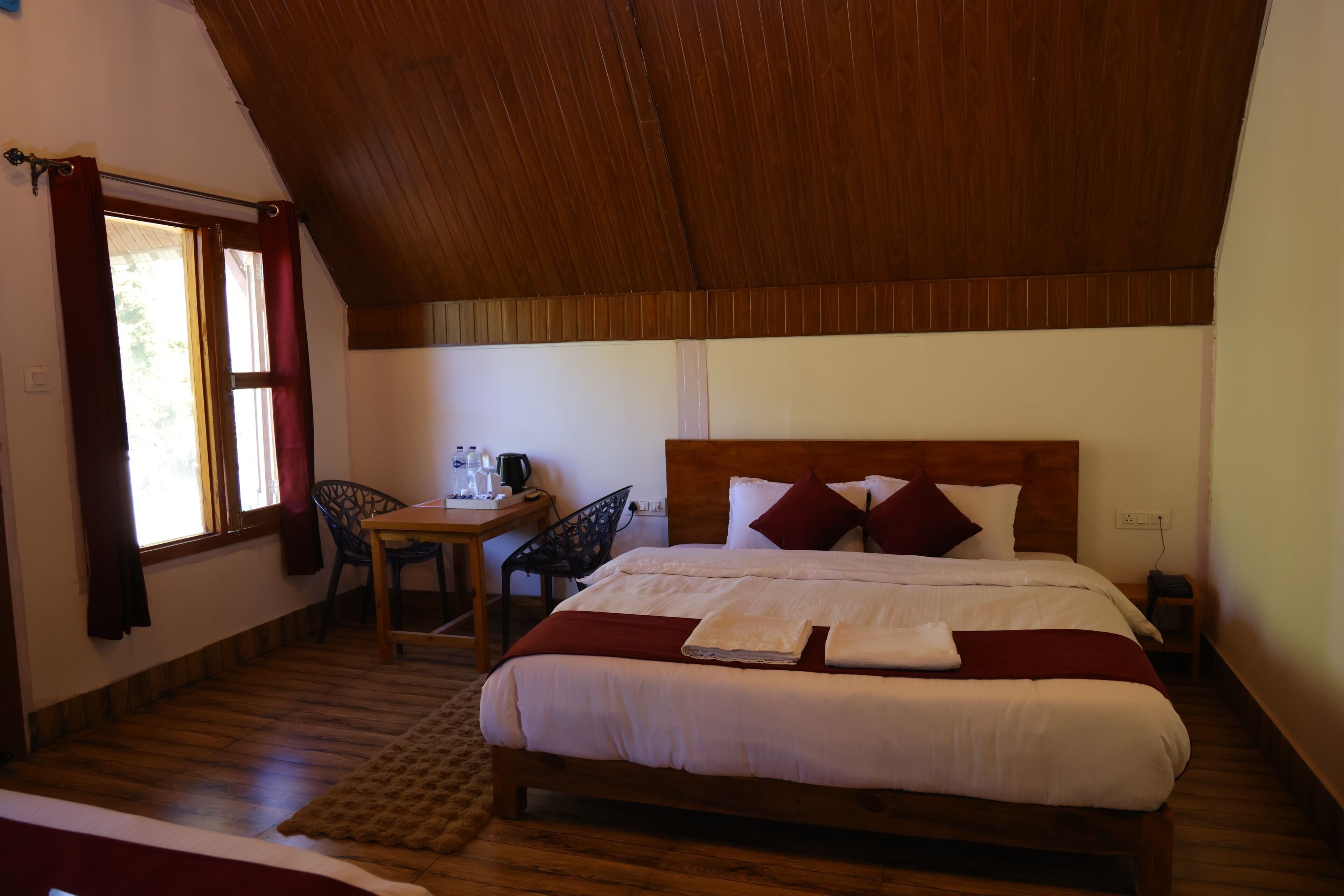 ラグジュアリー 4 人部屋 バルコニー リバービュー | 高級寝具、デスク、防音設備、ベッドシーツ