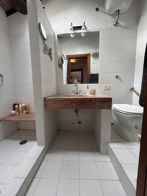 Shower, hair dryer, towels, soap - Romantic Hideaway in Tuscany (Montelaterone)