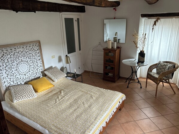 2 bedrooms, iron/ironing board, bed sheets